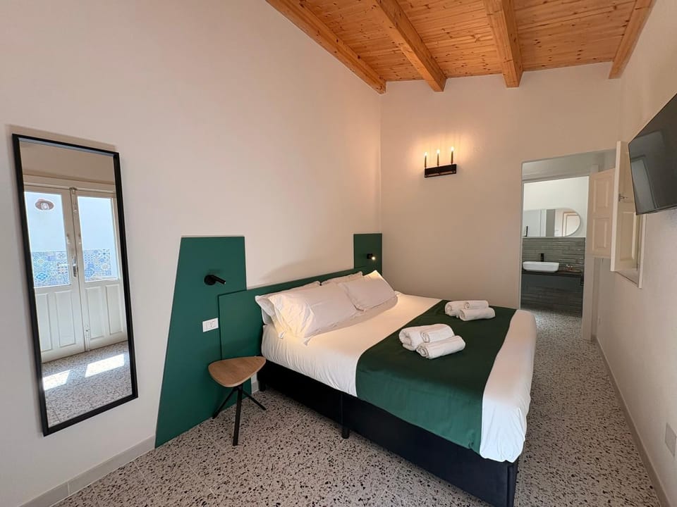 Bed, TV and multimedia, Bedroom, towels