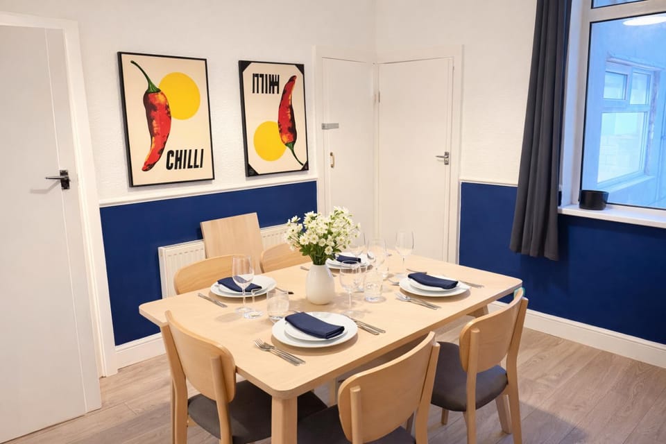 Stylish 2 bedroom property, smart tv in every room, 7 beds, free parking, WI-FI, close to Siemens, A63 and city center House in Hull