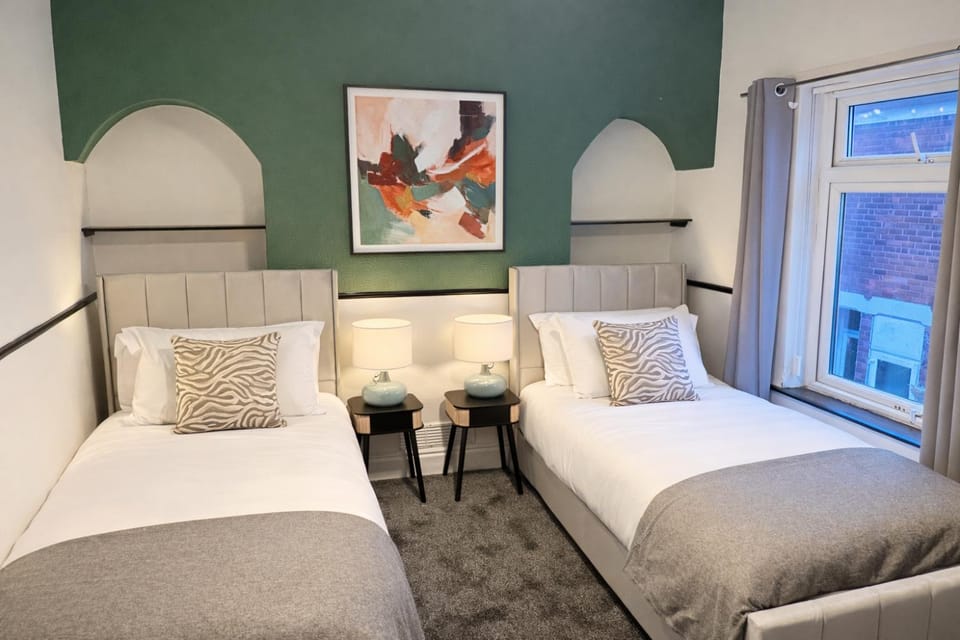 Stylish 2 bedroom property, smart tv in every room, 7 beds, free parking, WI-FI, close to Siemens, A63 and city center House in Hull