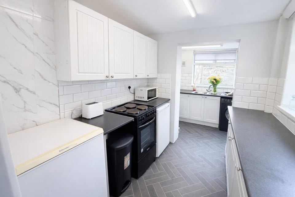Stylish 2 bedroom property, smart tv in every room, 7 beds, free parking, WI-FI, close to Siemens, A63 and city center House in Hull