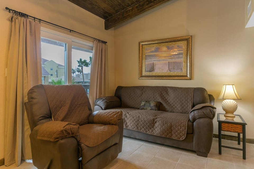 Tiki 252 - Standard 1BR Condo with Balcony Sleeps 4 Apartment in South Padre Island