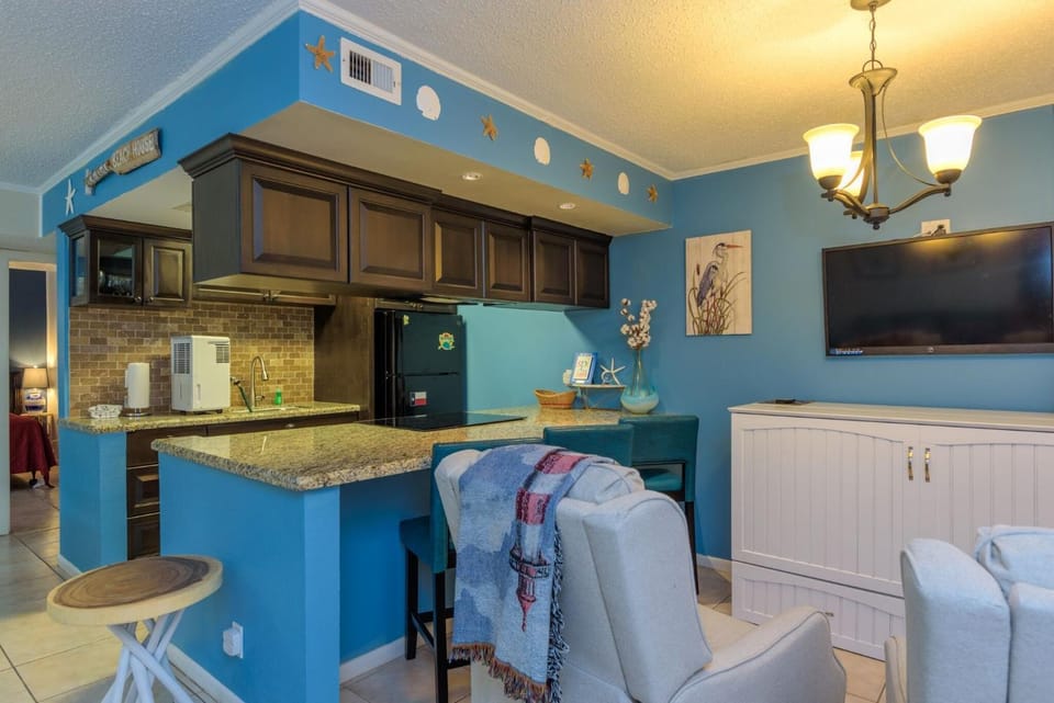 Tiki 125 - Poolfront 1BR Condo Sleeps 6 Near Beach Apartment in South Padre Island