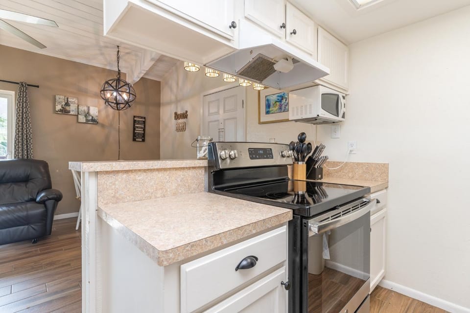 Tiki 250 - 1BR Condo Sleeps 6 Near Claytons Apartment in South Padre Island