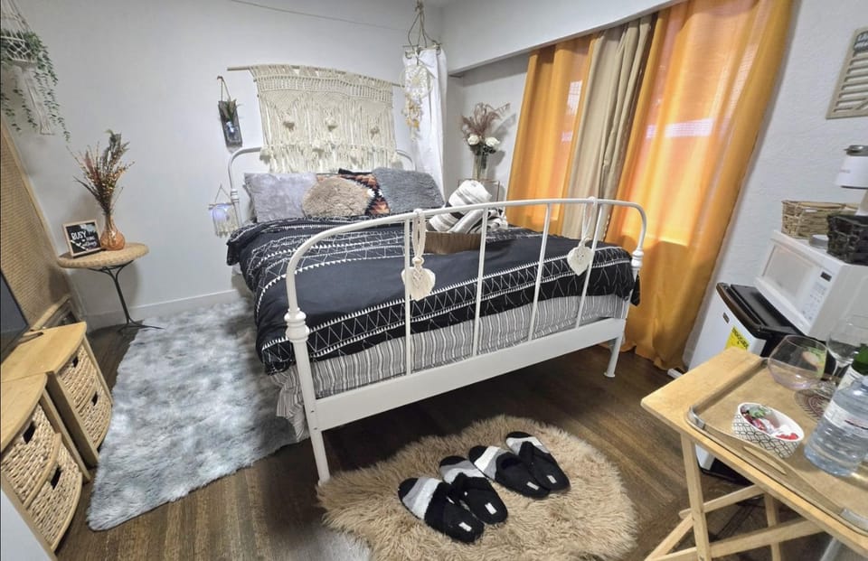 Bohemian Theme Private Room near Metrotown Mall with private parking Vacation rental in Burnaby