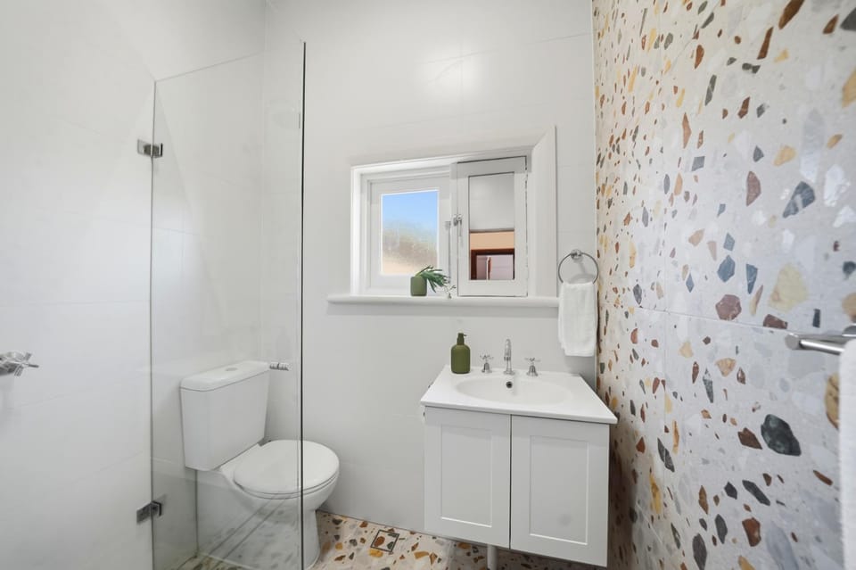 Belle Escapes - Beauty at the Papilio Apartment in Moseley Street