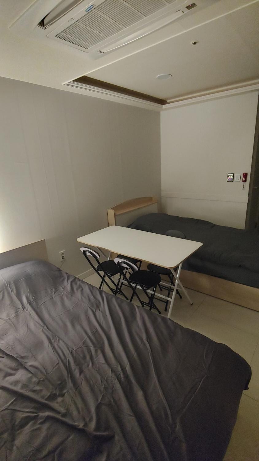 Bed, Dining area, Bedroom