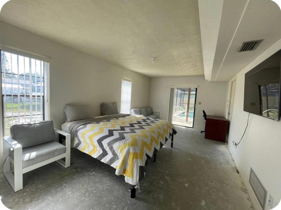 Master Bedroom With Private Bathroom And Private Entrance House in Largo