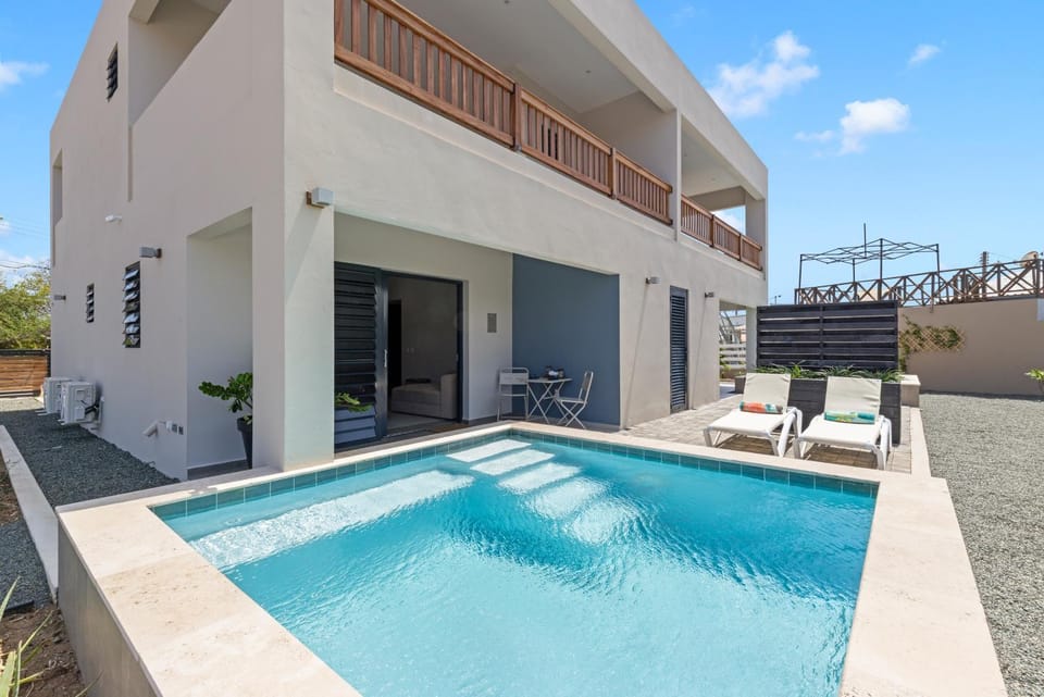 Property building, Patio, Balcony/Terrace, Pool view, Swimming pool, sunbed