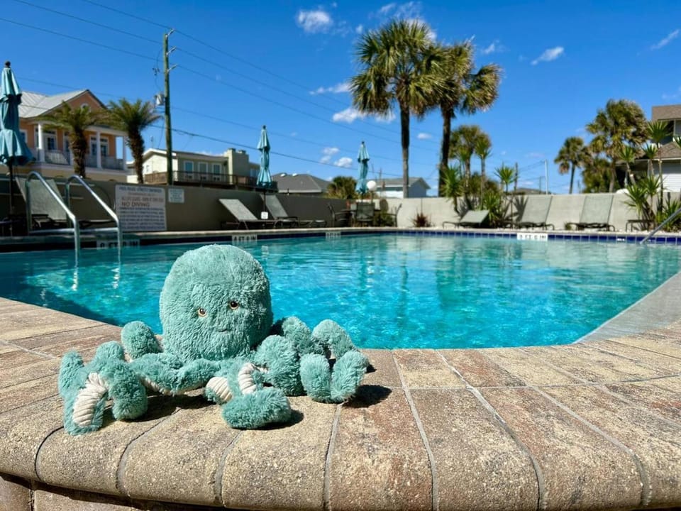 Day, Swimming pool, sunbed
