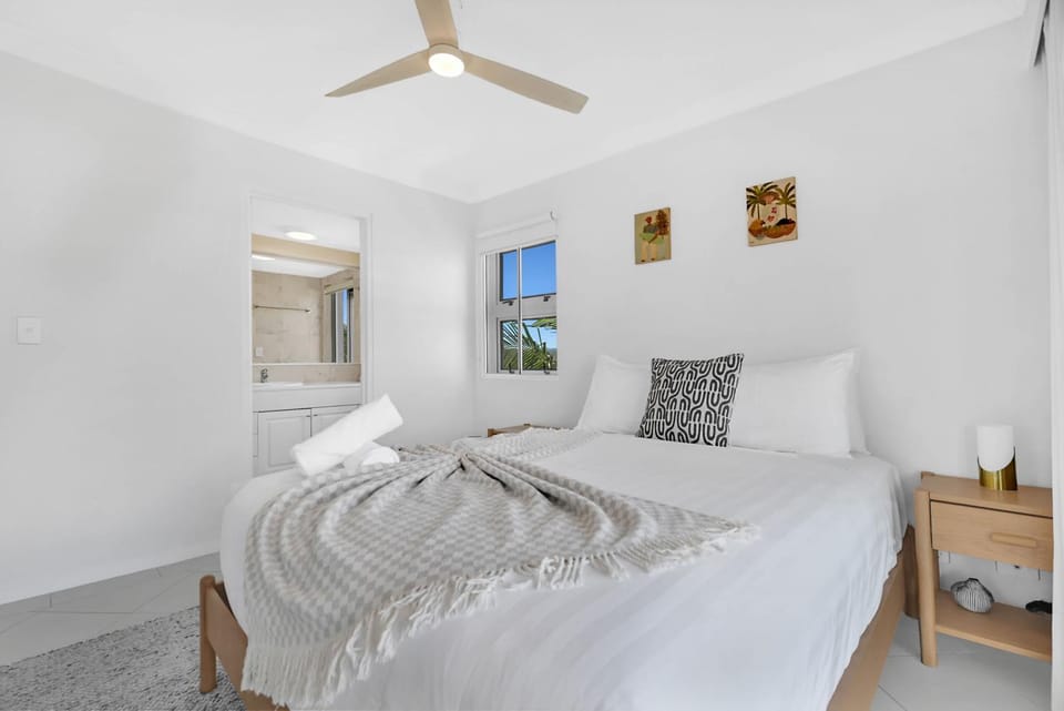 Palm Beachview Luxe Steps to beach & Talle creek Apartment in Palm Beach