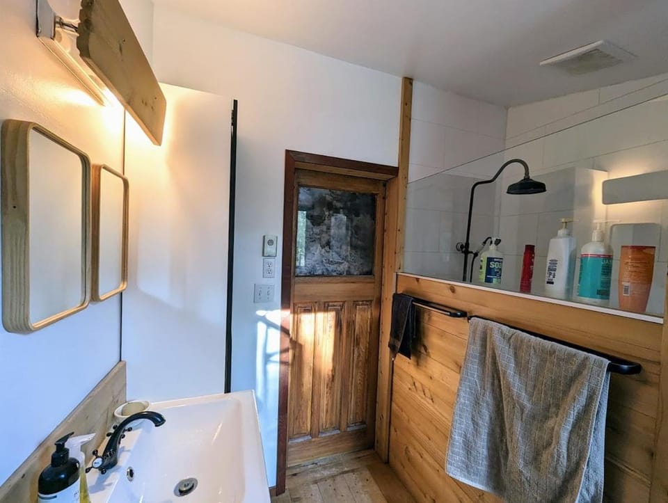 Millers Lake Cottage and SAUNA Villa in North Frontenac
