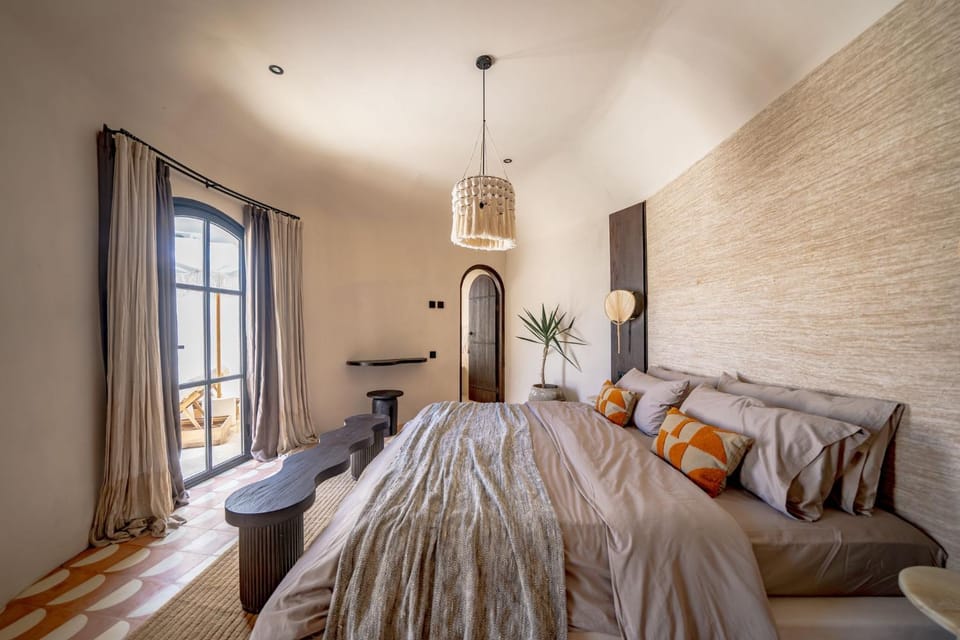 Bed, Seating area, Bedroom
