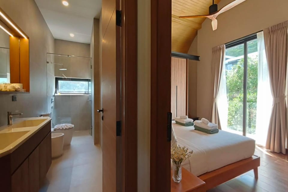 Bed, Bathroom, Photo of the whole room, Bedroom, towels