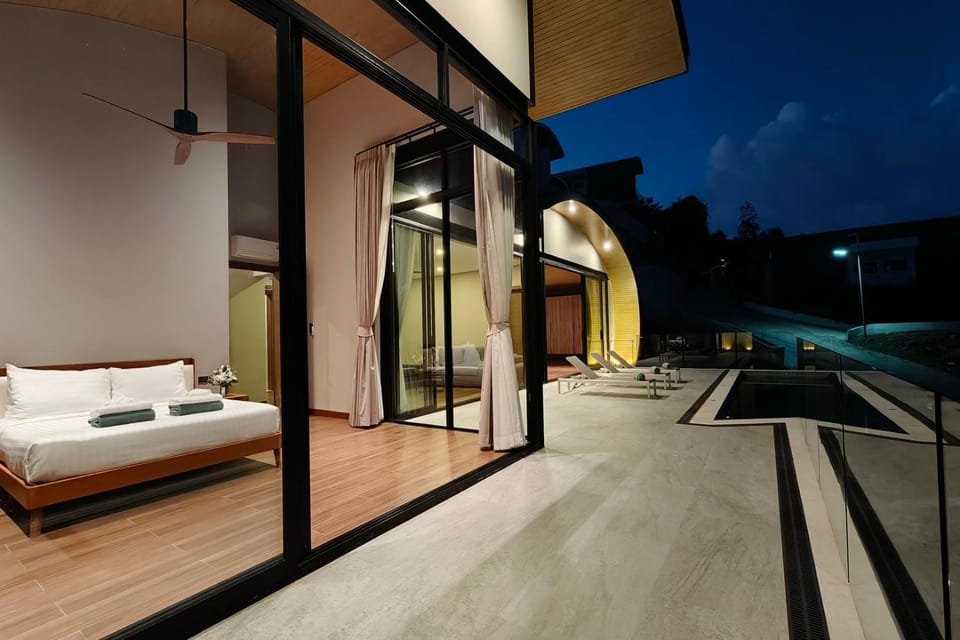 Patio, Bed, Night, Natural landscape, View (from property/room), Balcony/Terrace, Photo of the whole room, Bedroom, Pool view, Swimming pool, sunbed
