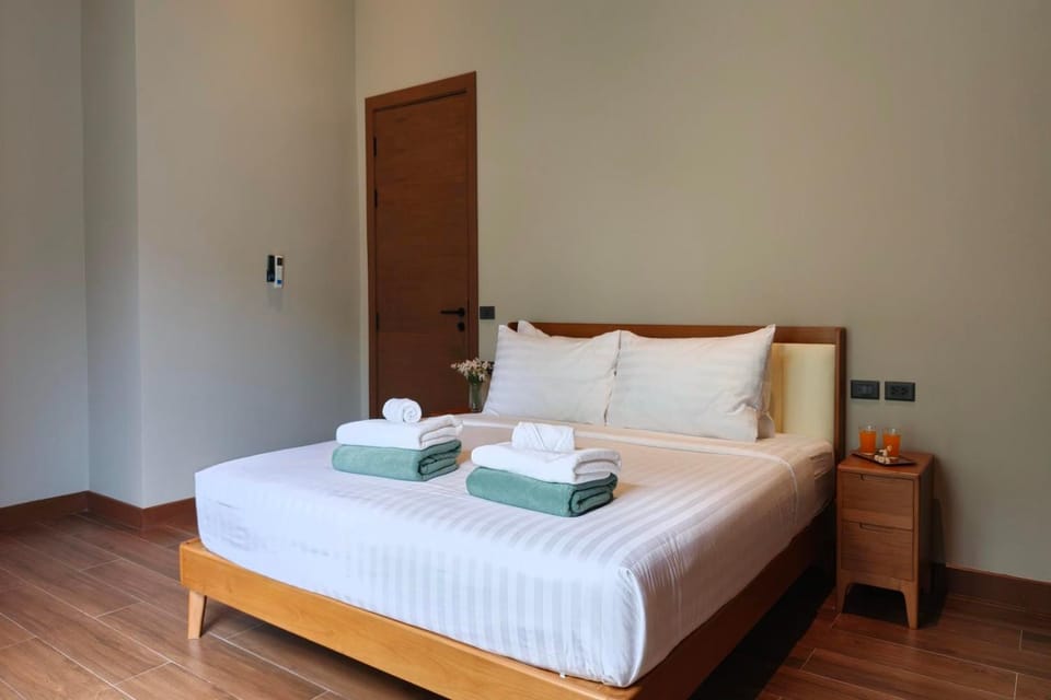 Bed, Photo of the whole room, Bedroom, towels