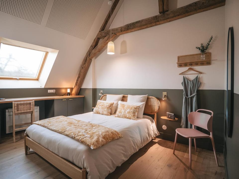 Charme Authentique du XIVe siècle avec WiFi et Parking à Contigny - FR-1-489-621 House in Auvergne-Rhône-Alpes