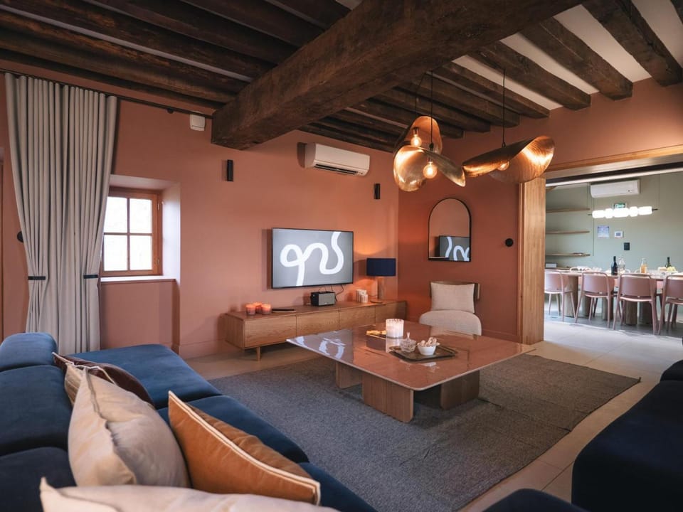 Charme Authentique du XIVe siècle avec WiFi et Parking à Contigny - FR-1-489-621 House in Auvergne-Rhône-Alpes