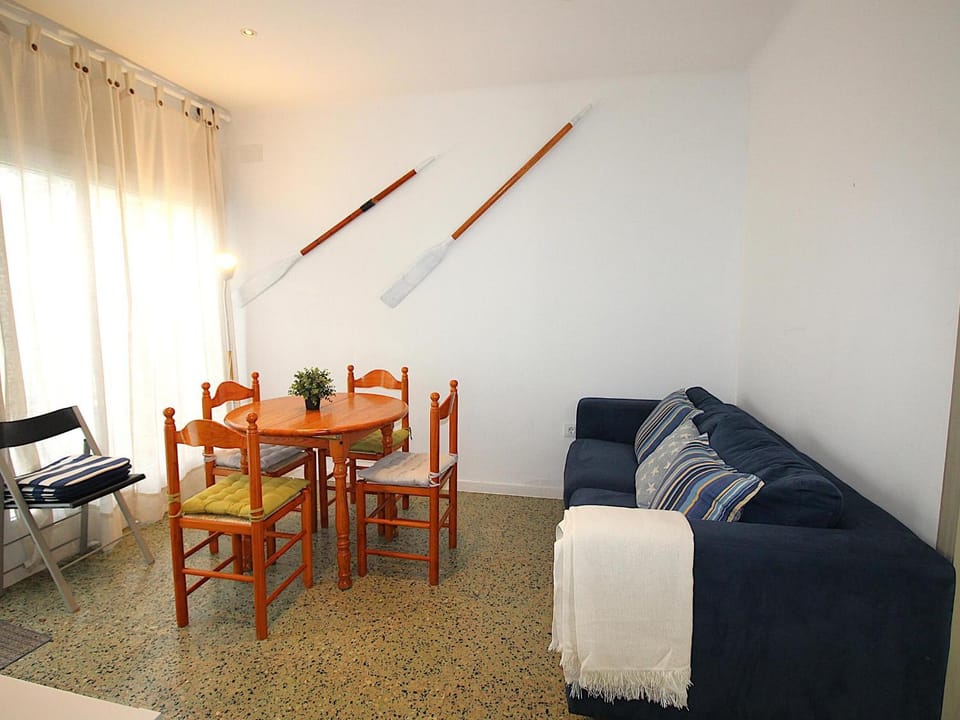 Apartamento PB 4 pers con Terraza y Aparcamiento Cerca Playa - ES-228-209 Apartment in Alt Empordà