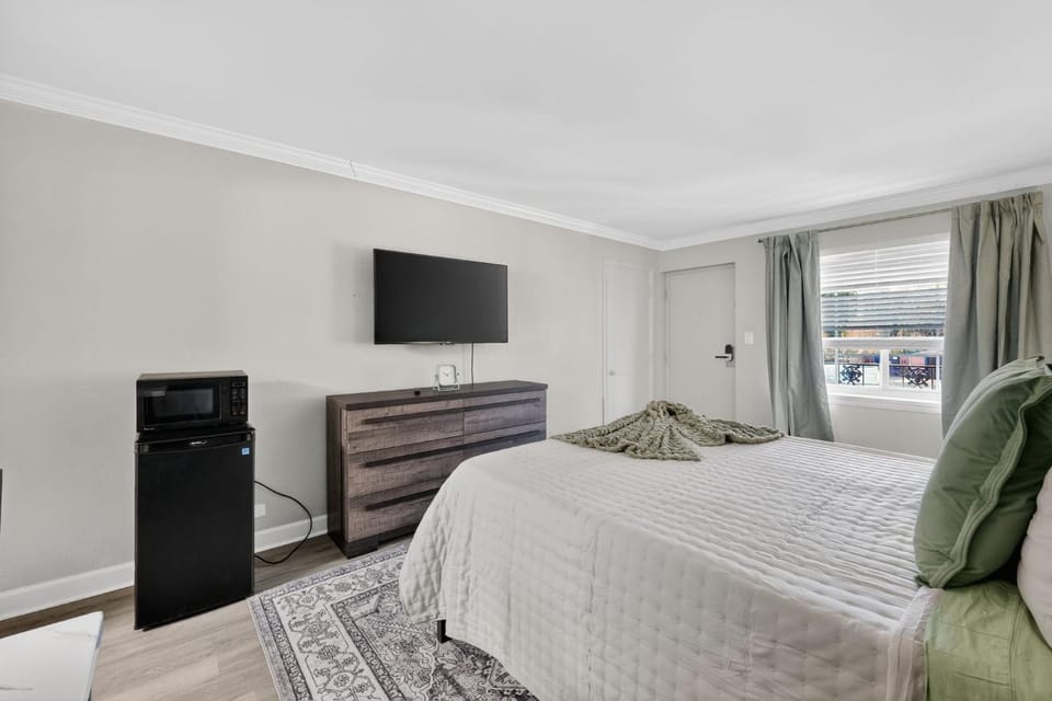 Communal lounge/ TV room, Bed, TV and multimedia, Living room, Photo of the whole room, Seating area, Evening entertainment, Bedroom
