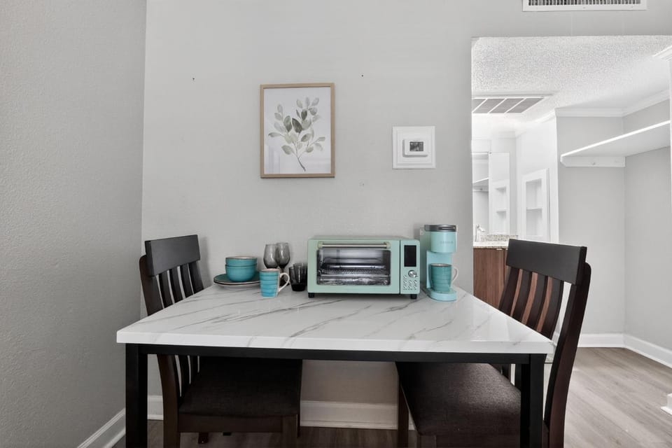 Kitchen or kitchenette, Dining area, minibar