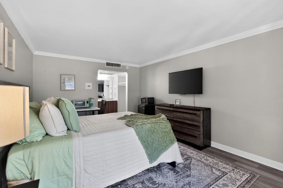 Communal lounge/ TV room, Bed, TV and multimedia, Living room, Photo of the whole room, Seating area, Evening entertainment, Bedroom