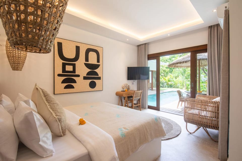 Bed, Photo of the whole room, Seating area, Bedroom