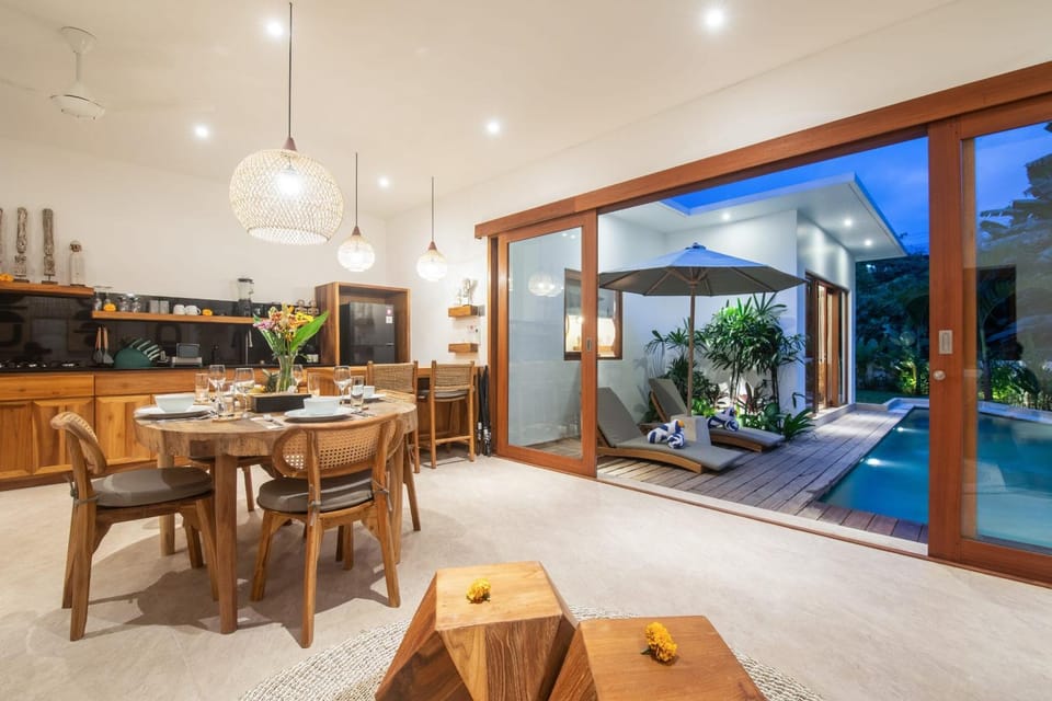 Dining area, Pool view