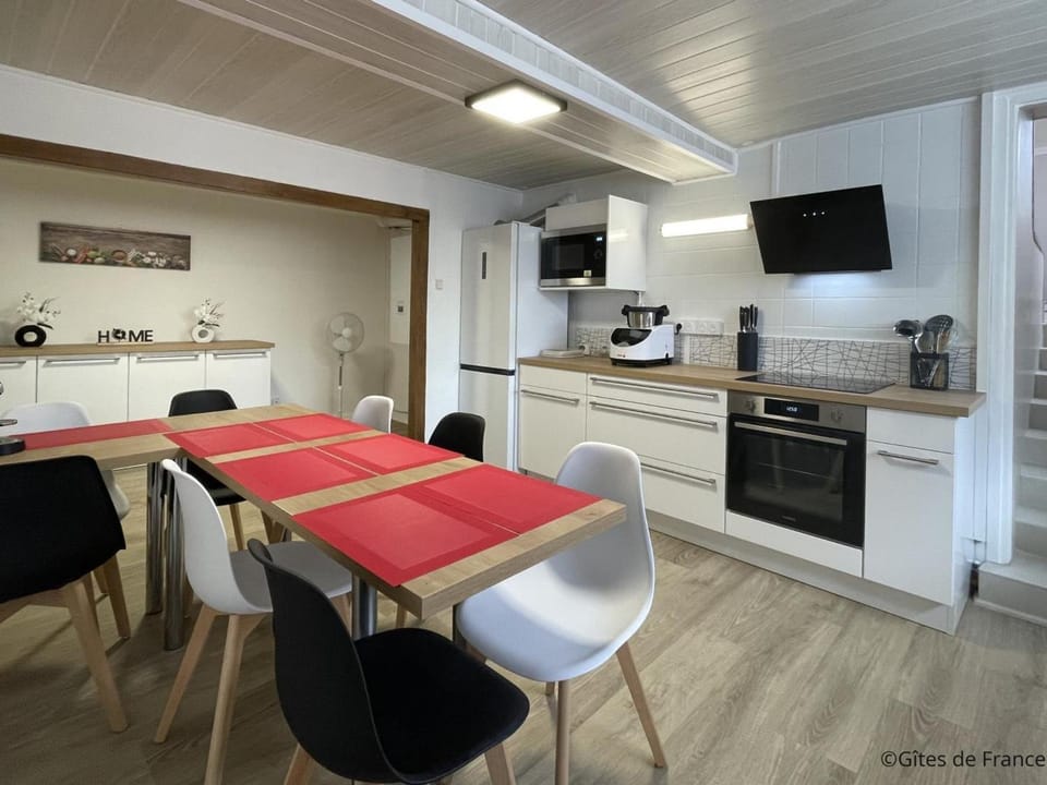 Maison Normande Confortable avec Jardin et WiFi - FR-1-497-261 House in Normandy