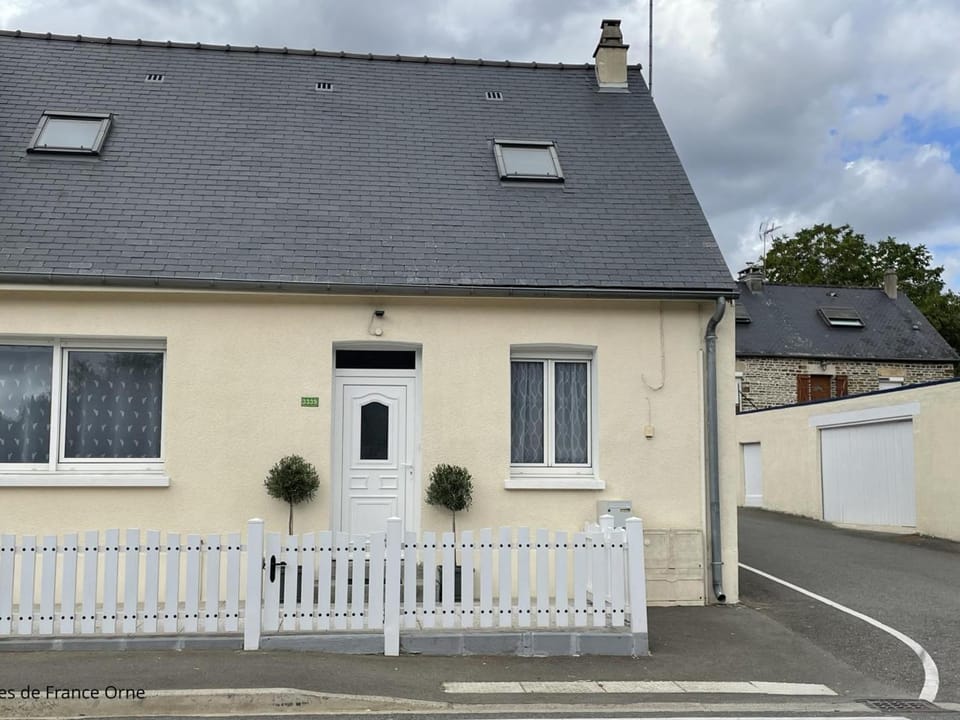 Maison Normande Confortable avec Jardin et WiFi - FR-1-497-261 House in Normandy