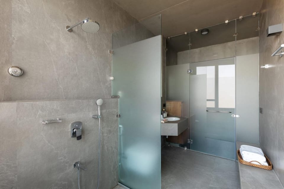 Shower, Toilet, Bathroom, towels