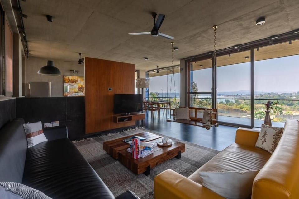 TV and multimedia, View (from property/room), Balcony/Terrace, Living room, Seating area, Dining area, Lake view