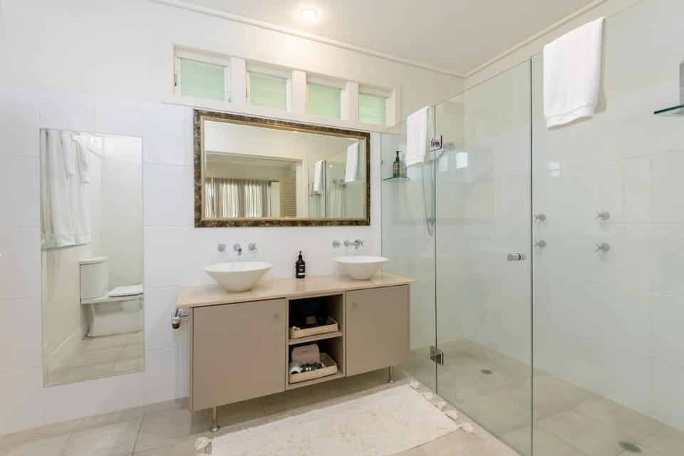 Shower, Toilet, Bathroom, towels