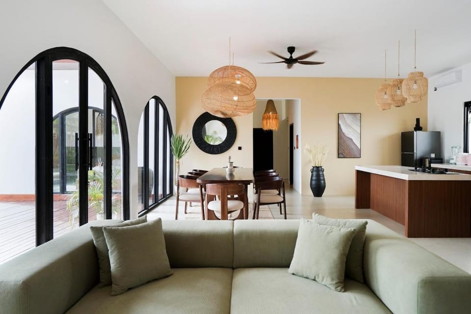 TV and multimedia, Seating area, Dining area