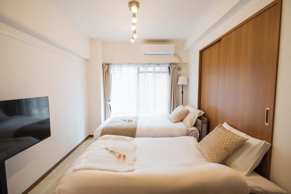 Bed, TV and multimedia, air conditioner
