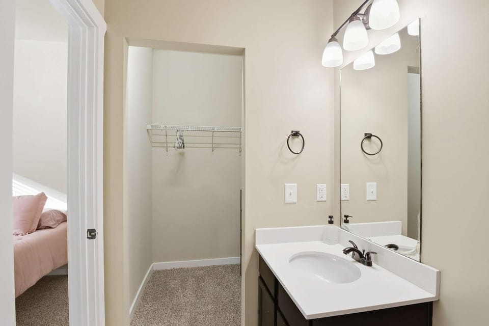 Stay near Texas A&M Spacious Cottage with Clubhouse Apartment in College Station