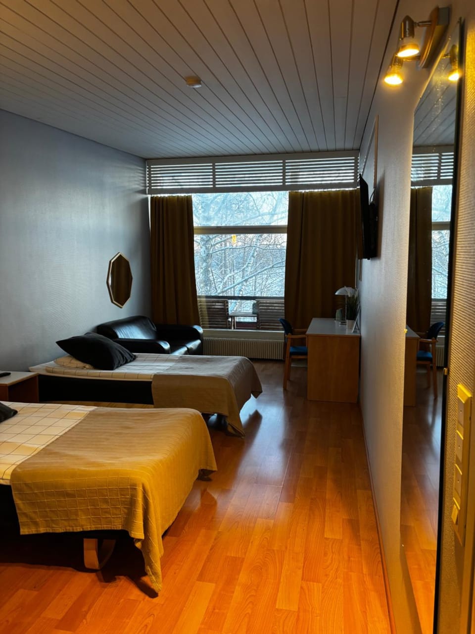 Bed, TV and multimedia, Photo of the whole room