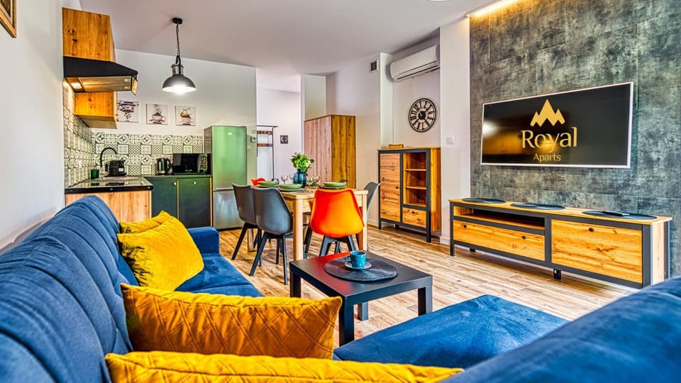 TV and multimedia, Coffee/tea facilities, Kitchen or kitchenette, Living room, Dining area, microwave, stove, toaster, wardrobe, air conditioner