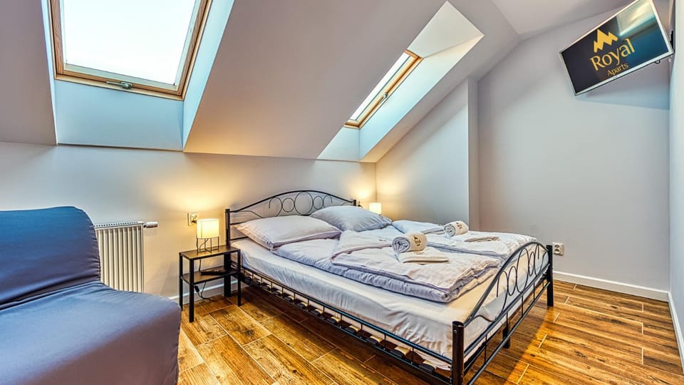 Bed, TV and multimedia, Seating area, Bedroom, towels