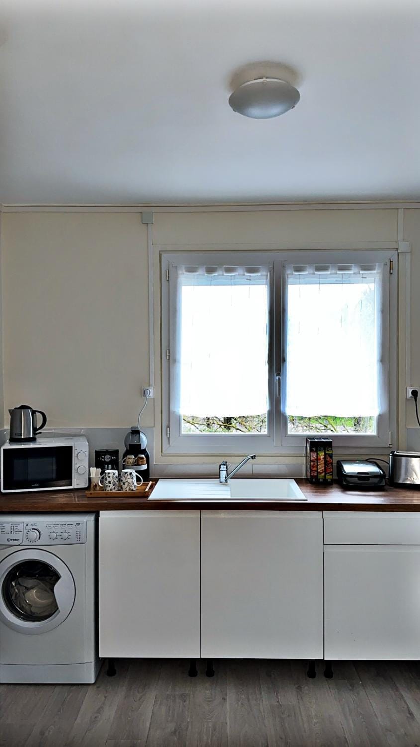 Coffee/tea facilities, Kitchen or kitchenette, stove, toaster