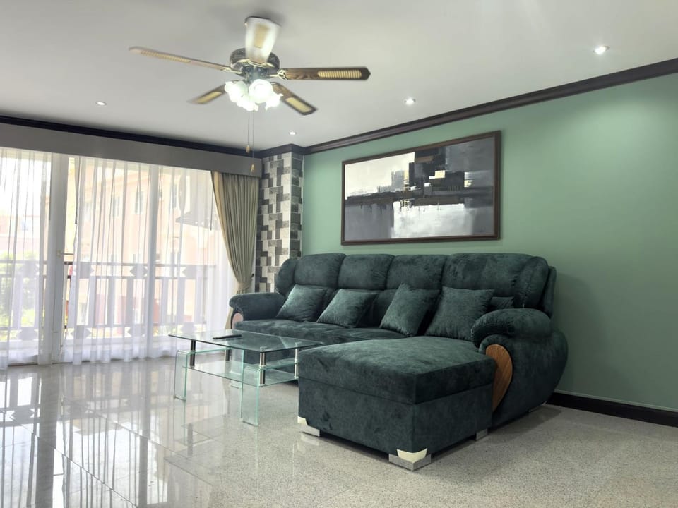 Spacious 2BR Condo - 3 Balconies Green Views House in Pattaya City