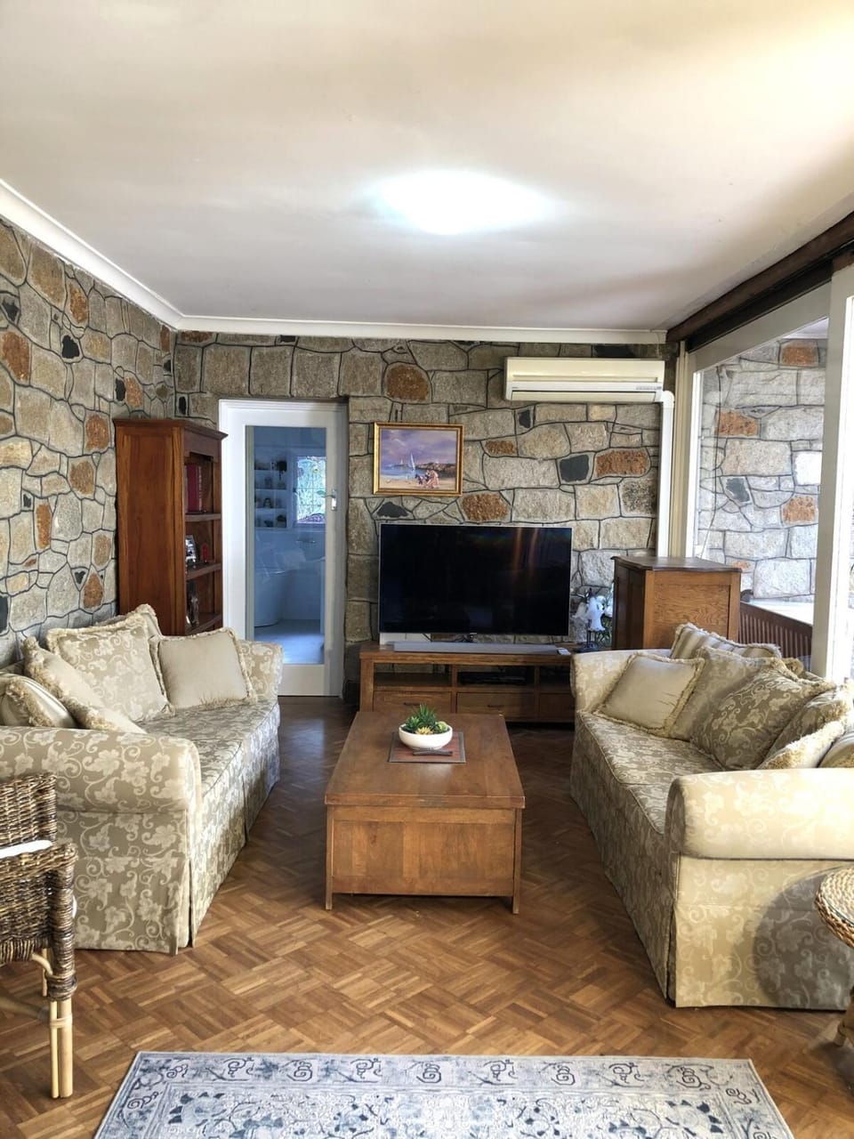 Hills Manor House Chalet in Perth