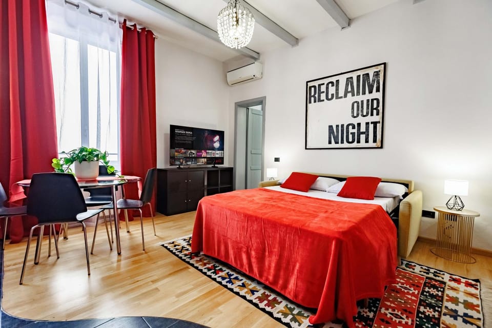Communal lounge/ TV room, Bed, TV and multimedia, Living room, Photo of the whole room, Seating area, Evening entertainment, Bedroom, Text overlay, fireplace, hair dresser, air conditioner