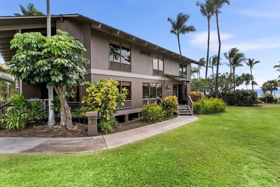 Updated Corner Unit with Ocean and Golf Views Apartment in South Kona