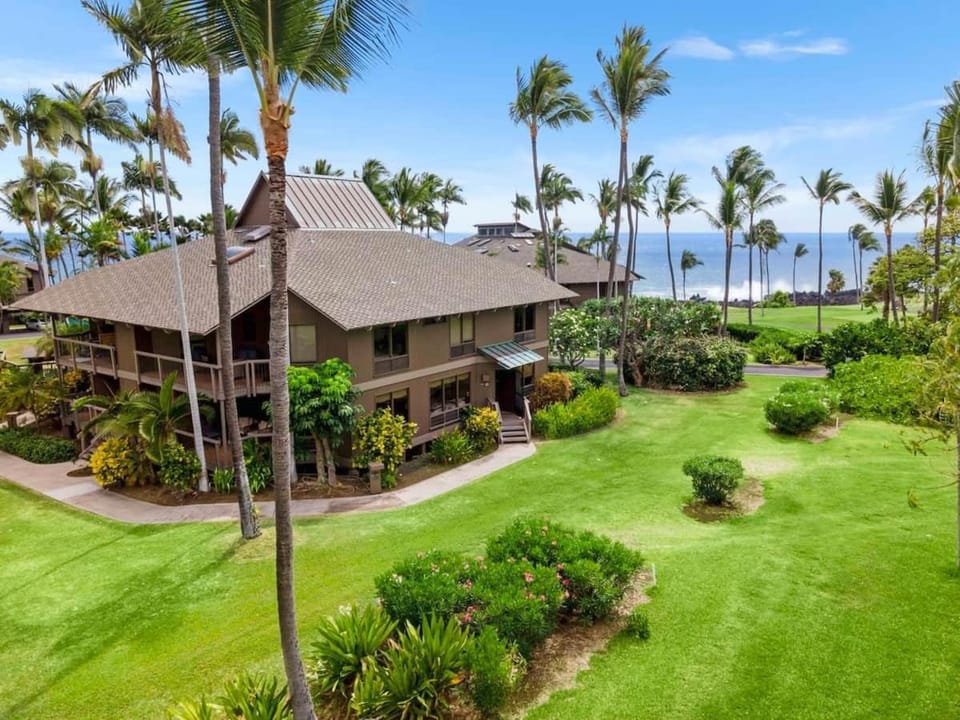 Updated Corner Unit with Ocean and Golf Views Apartment in South Kona