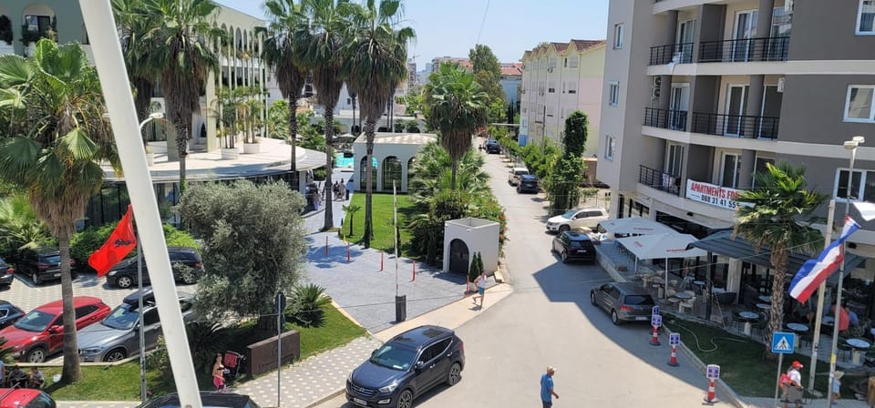 Property building, Day, Neighbourhood, City view, Street view, Location, group of guests, Parking