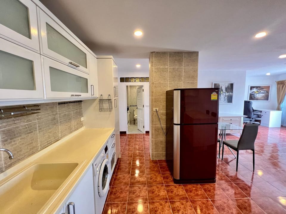 Decorative detail, microwave, oven, washing machine, kitchen
