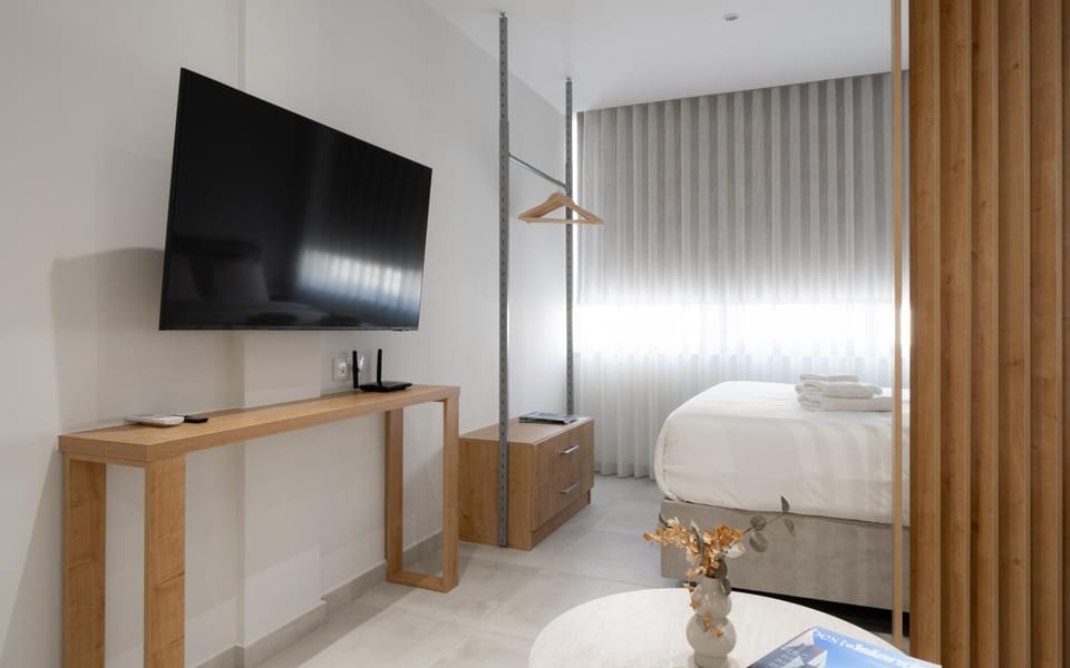 Bed, TV and multimedia, Bedroom