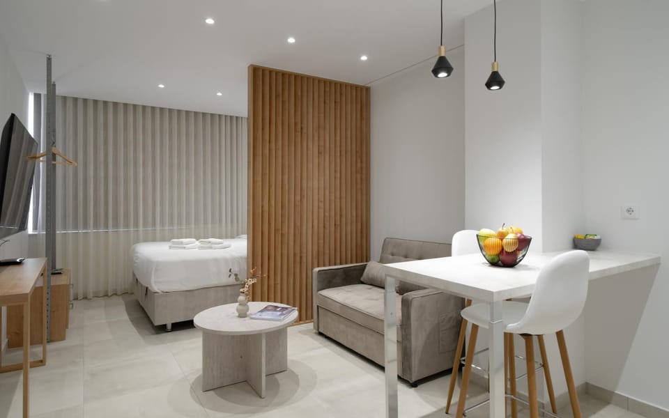 Bed, TV and multimedia, Living room, Photo of the whole room, Seating area, Bedroom