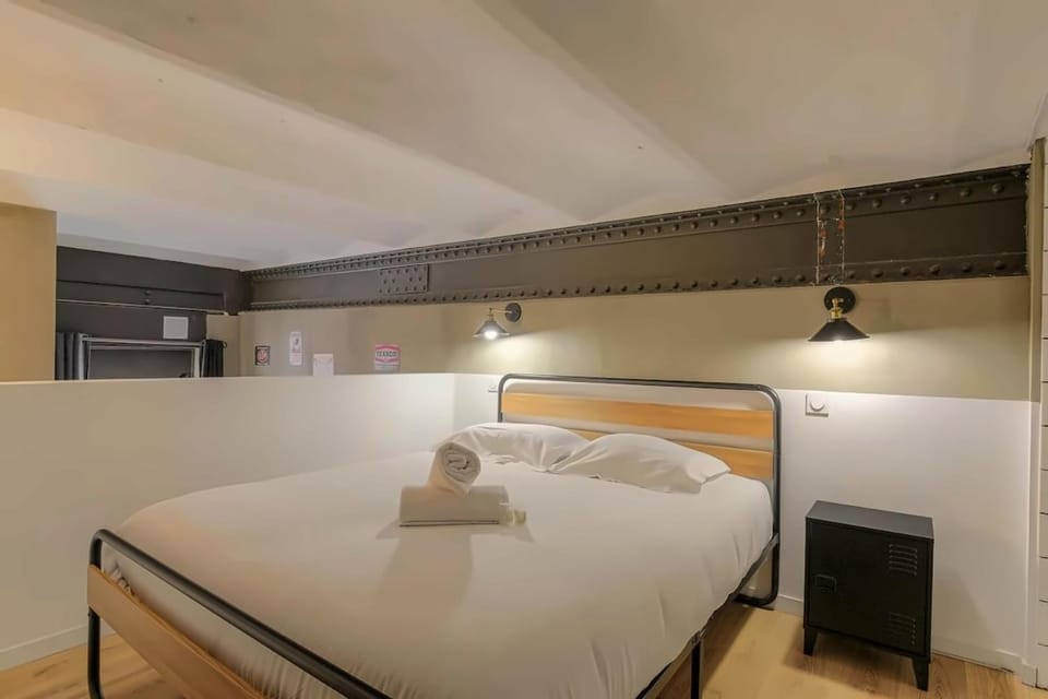 Bed, Bedroom, towels
