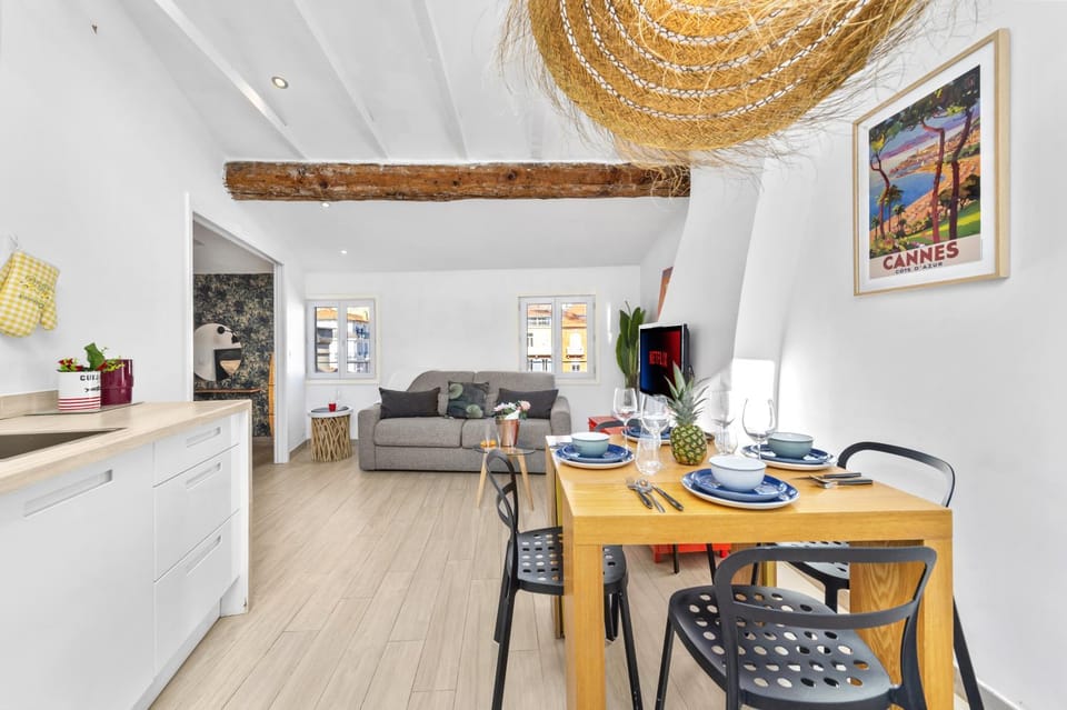 TV and multimedia, Kitchen or kitchenette, Living room, Seating area, Dining area, air conditioner